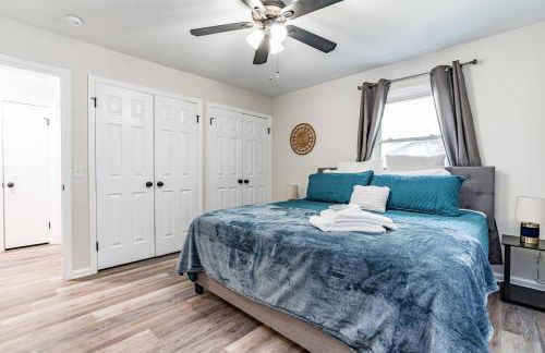 Renovated N Raleigh home with firepit wifi & king bed - Foto 13