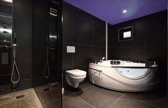 Luxury Villa With Pool - Photo 26