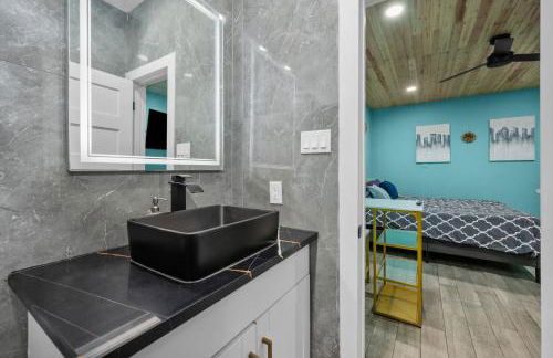 Modern Studio Retreat with King Bed, Full Kitchen & Free Park - Foto 10