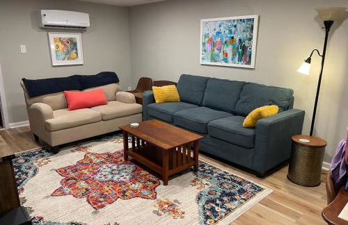 Near downtown with hot tub sleeps seven - Foto 6