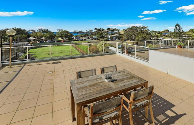 Elouera Tower Beachfront Apartments - Photo 35