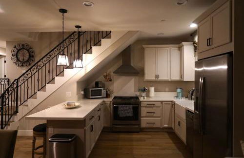 Modern comfort, prime location, 360 views, 4 BR entire house - Foto 13