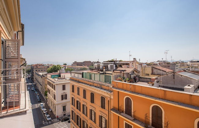 Bon Ton Design Rooms by DOT Suites - Photo 30