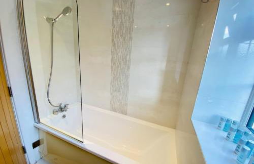 Just £45pppn! Prime Comfort for Contractors with Spacious Parking, Plush Beds, Top-notch Amenities, Flexible Stays & Lightning-Fast Internet - Photo 4