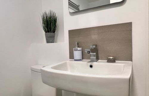 Borage House- Crawley,3BR House, Wifi, Parking, Close to Gatwick Airport, Contractor friendly, short and long term stays welcome - Foto 58