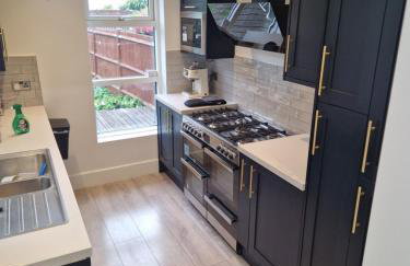 Modern 5 bedroom house with parking, London - Foto 1
