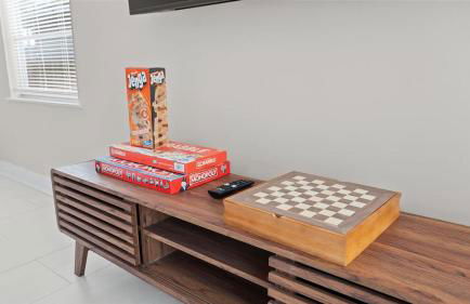 Modern Moroccan Villa w/ Firepit, BBQ + Game Room! - Foto 58