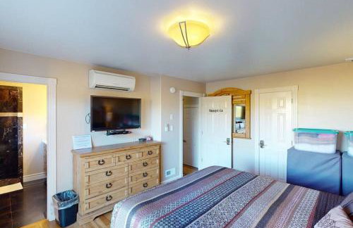 Tacit Shadow Resort Shangri-La King Suite, Gym, Coffee Bar, Hot-Tub, Free Laundry, Food Available - Foto 1