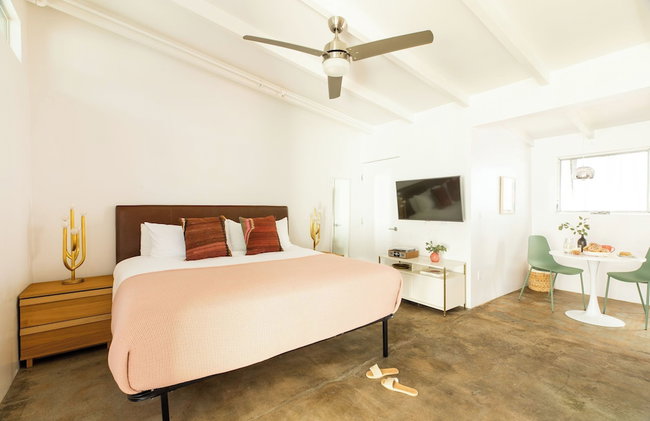 2 Rooms, Sleeps 8 Retro Hotel w/ Pool Wesley King Studio Buyout by Avantstay - Photo 7
