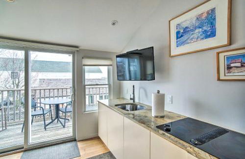 Right on Commercial St! Waterfront Condo with View - Foto 14