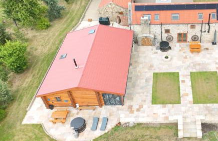 The Barn & The Log Cabin, Sleeps 12, 2 Hot Tubs, Near Durham & Bishop Auckland - Foto 1