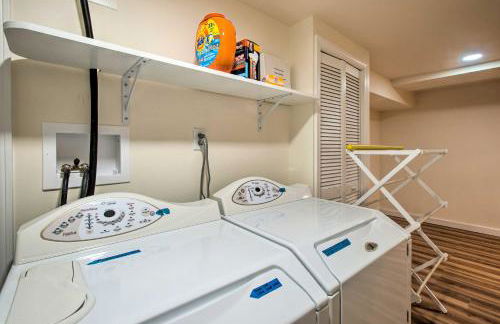 Traditional Marthas Vineyard Home with Porch and Yard - Foto 26