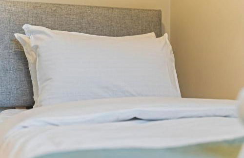 Modern 4 Bed house Ideal for Groups, Contractors near City Airport & O2 Arena, free parking & Wifi included - Foto 15