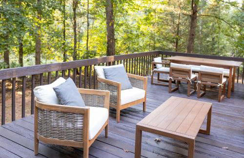 Sink into the Luxe Corner Tub at an Upscale, Spacious Home - Foto 36