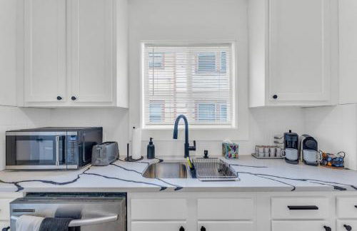 Stylish & Bright 3BR • Near Hospitals + Parking - Photo 6