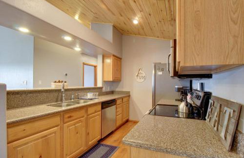 Families Welcome! Overgaard Cabin with Playground - Foto 10