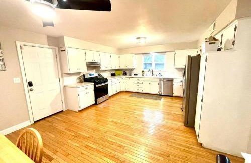 Large Private Ranch - Master Bedroom Suite with King Bed and private Bathroom - Fenced Yard - Pets & Kids Welcome - Pool Table - Foto 14