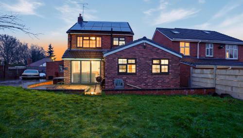 Spacious Modern 4BR Home 2 Luxury Bathrooms Private Parking Near M54, M6, JLR & WV1 - Foto 3, Garden, Garden view