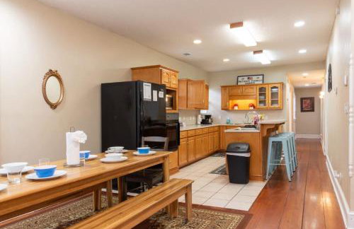 The Broadway Bungalow Walk to Riverwalk Dining! - Foto 17