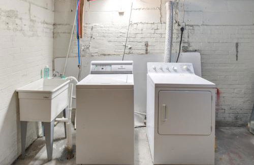 Central Akron Stay! Large Victorian Home with Yard - Foto 23