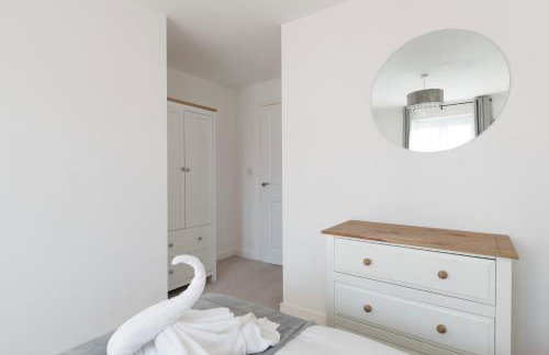 Comfortable 2-Bed Home with Parking & Fast Wi-Fi! - Photo 2