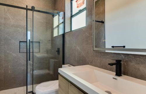 Modern Luxe Retreat Three-Bedroom #4 - Photo 16