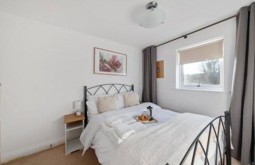 2BR Waterside View Free Parking Fast WiFi Terrace Balcony TV BBQ Garden Access - Foto 21