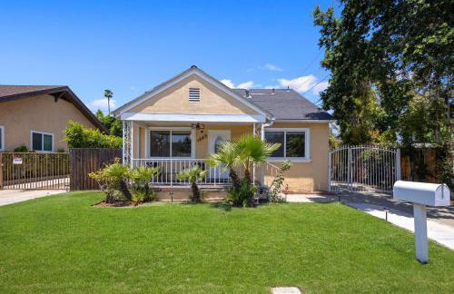 Pasadena Charming Vacation Home with Hot Jacuzzi - Photo 80