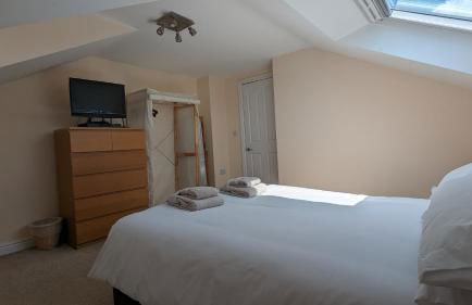 Cheltenham large house with gym, bar & hot tub - Photo 35