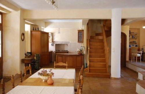 Olive House - Photo 7