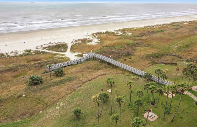 Beachfront Getaway by Ryson Vacation Rentals - Photo 21