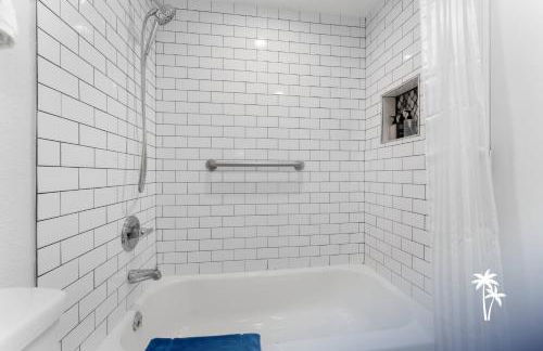 Lake View Top Floor 2 Bed 2 Bath Condo with Balcony - Foto 24