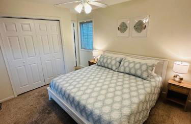 Cozy Home Walking Distance from Beach with Private Patio - Foto 3