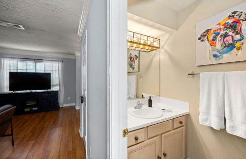 Modern Montrose 2BR Townhome Sleeps 10 with Gated Parking - Foto 18