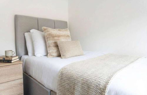 Modern 3 Bedroom Home with Parking in Southend - Foto 27