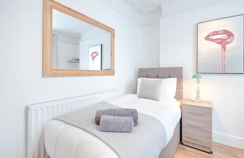 4-Bed Contractor Home - Garden - Near M4 & City - Foto 11