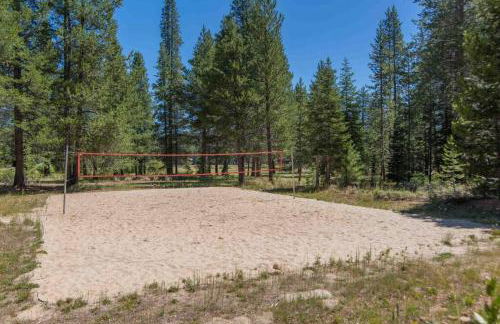 3BR Tahoe Donner Cabin with HOA Perks like Pools Hot-Tub Minutes to Trails Lake Golf - Foto 3