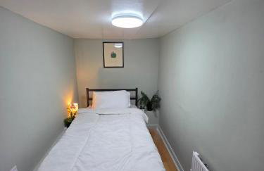 Private Basement Flat - Photo 12