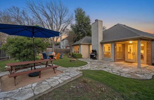 NEW! Stylish Home Arcade & Fireplace Sleeps 10 - Foto 31