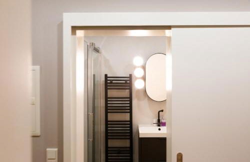 MiCasa OL - Modernes Apartment in City Bestlage - Küche - WLAN - Balkon - Fugenloses Bad - Photo 2