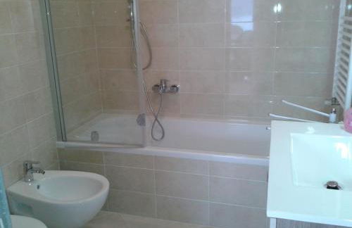 Apartment mit Terrasse und tollem See- und Bergblick by Interhome - Foto 13