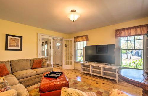 Traditional Marthas Vineyard Home with Porch and Yard - Foto 10