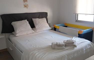 Near beaches large private patio, aircon & community pool - Foto 11