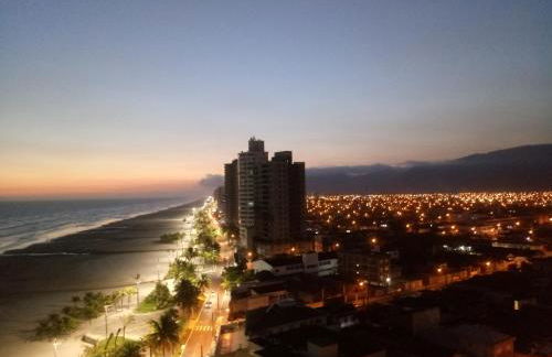 Prédio com piscina na cobertura frente ao mar,apartamento para até 6 pessoas e 3 crianças até 8 anos, churrasqueira na sacada, Wi-Fi grátis, rede de proteção, NÃO oferecemos roupas de cama e banho, 1 vaga de garagem, na Praia Grande-Vila Mirim - Foto 33