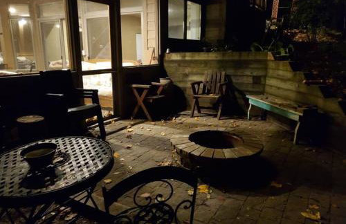 Woodshores Retreat - cozy retreat, hot tub, Lk MI - Photo 16