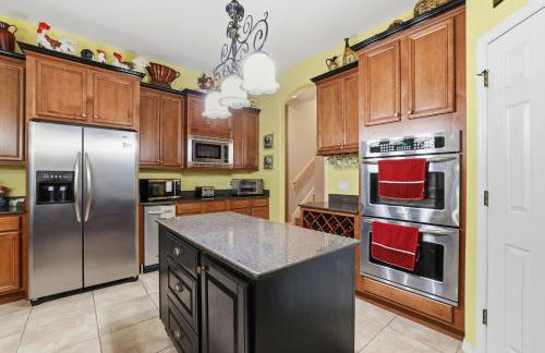 Charming 3BR Oasis Comfort, Pool & Sunshine home - Foto 24