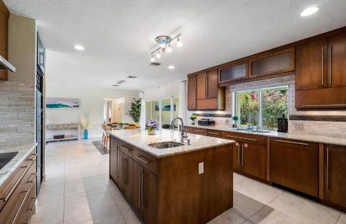Across from Beach - Renovated Coastal Home, Gourmet Kitchen & Jetted Tub - by Maven Vacation Rentals - Foto 10
