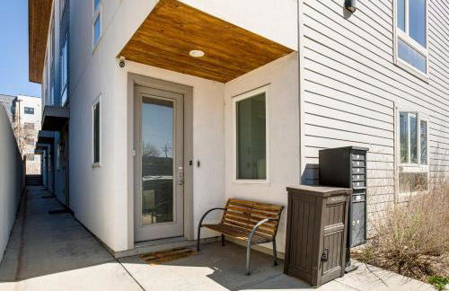 Walk to Mile High Stadium Modern Denver Townhome - Foto 22