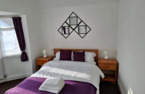 Entire 3 bedroom home with Parking in Welling, London, UK - Photo 47