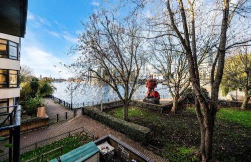 2BR Waterside Flat Parking WiFi Garden & DLR Nearby - Foto 25